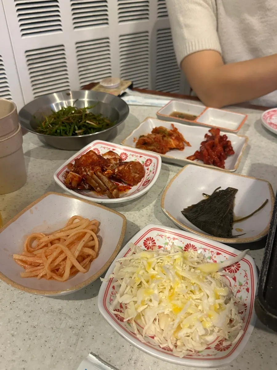 돈사향 밑반찬 상차림