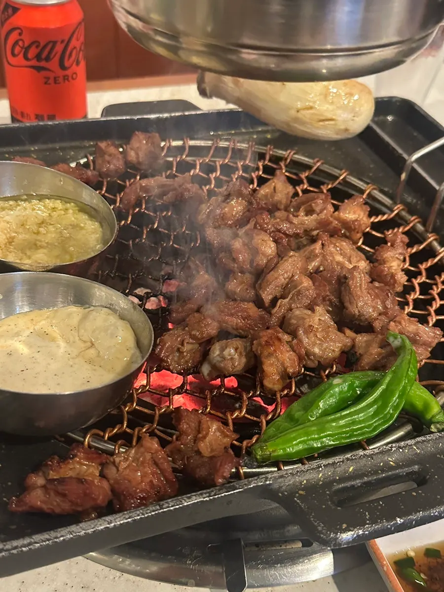 노릇하게 구워진 마농갈비 한 점