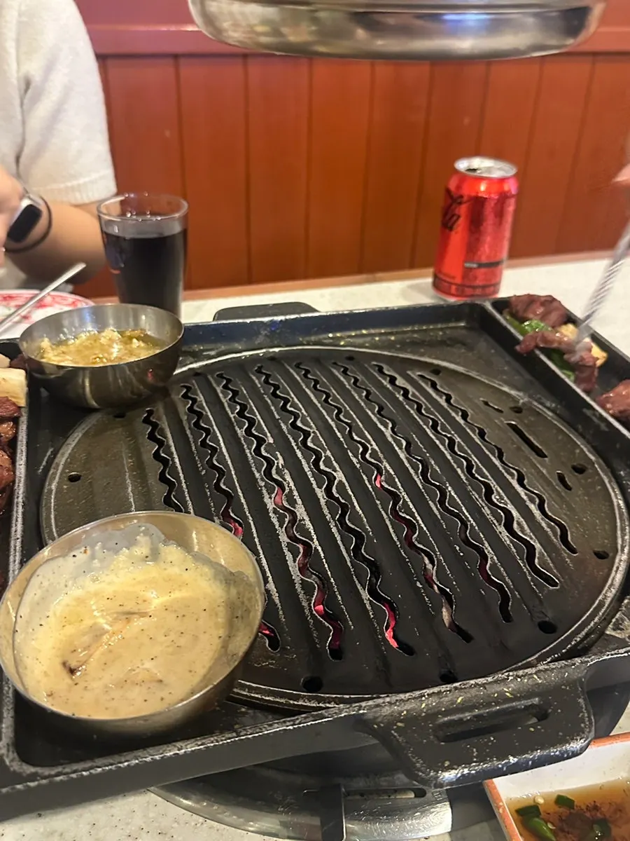 고기와 함께 놓인 제주순대 접시