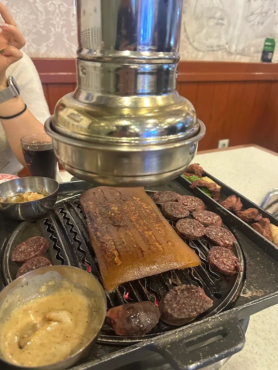 주문한 돼지껍데기 생물 접시