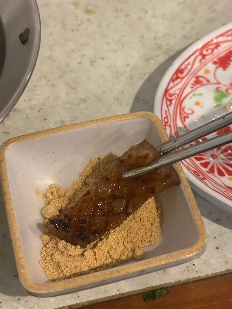 콩가루에 찍어 먹는 돼지껍데기