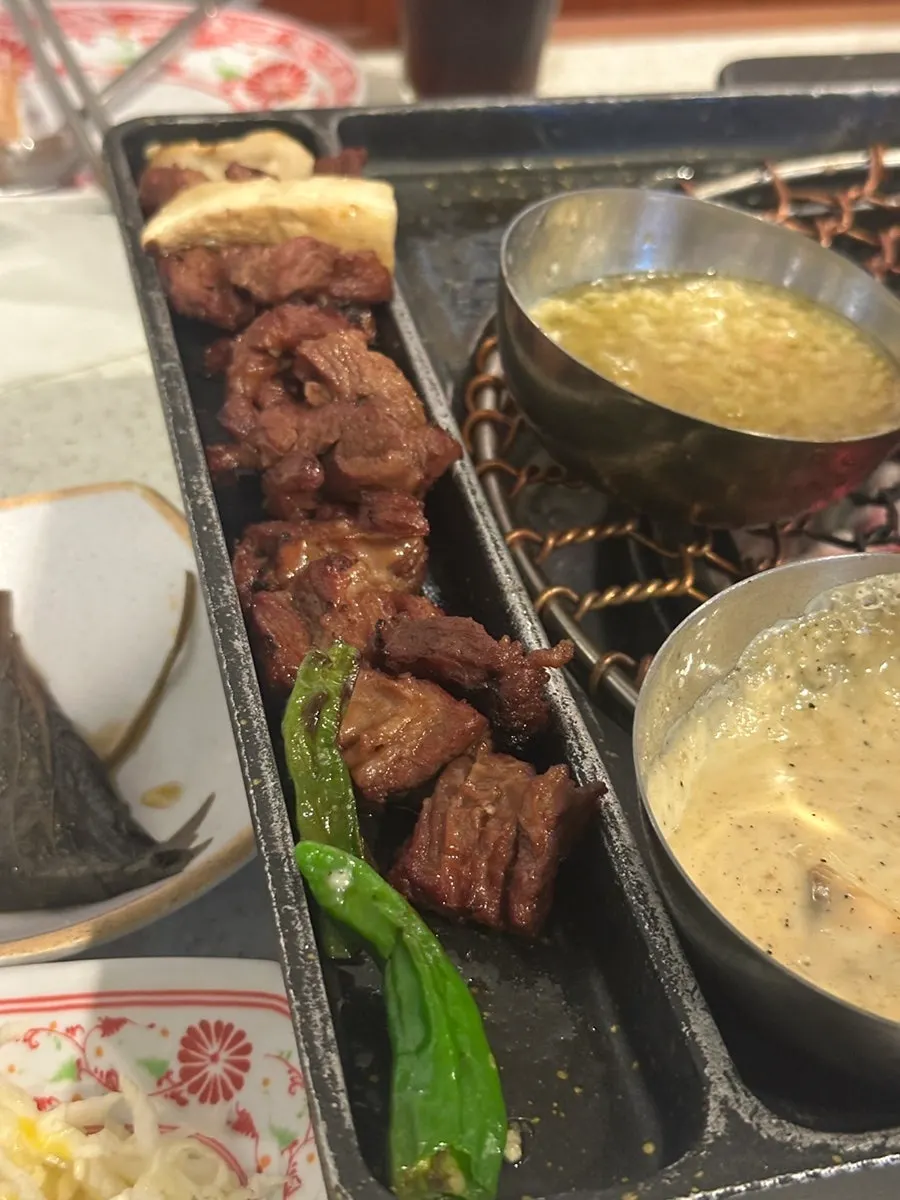 마농갈비와 사이드 메뉴가 함께 놓인 테이블