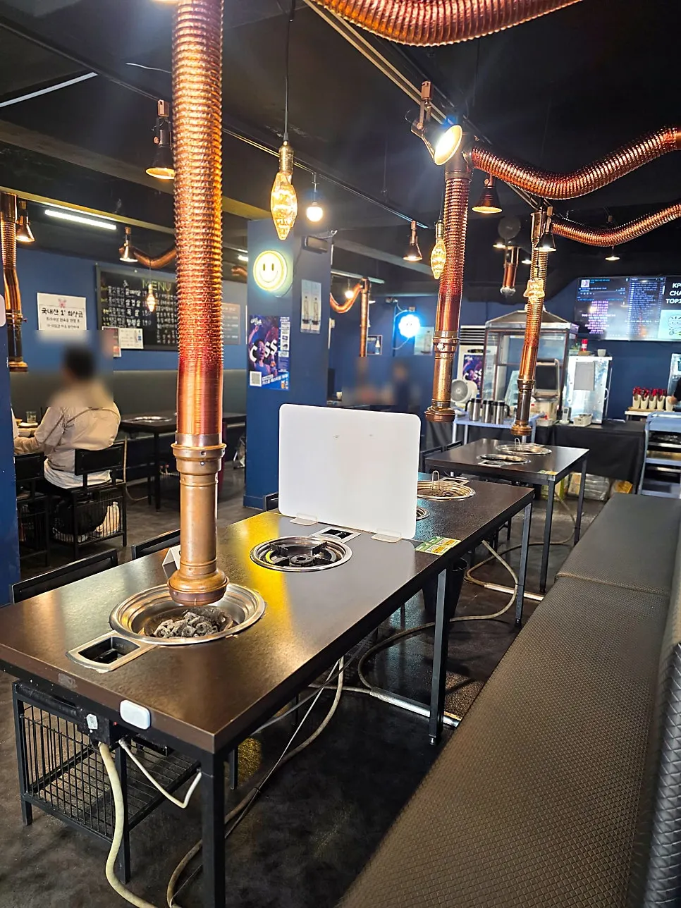 Suasana keseluruhan bagian dalam Donstar Charcoal Grill