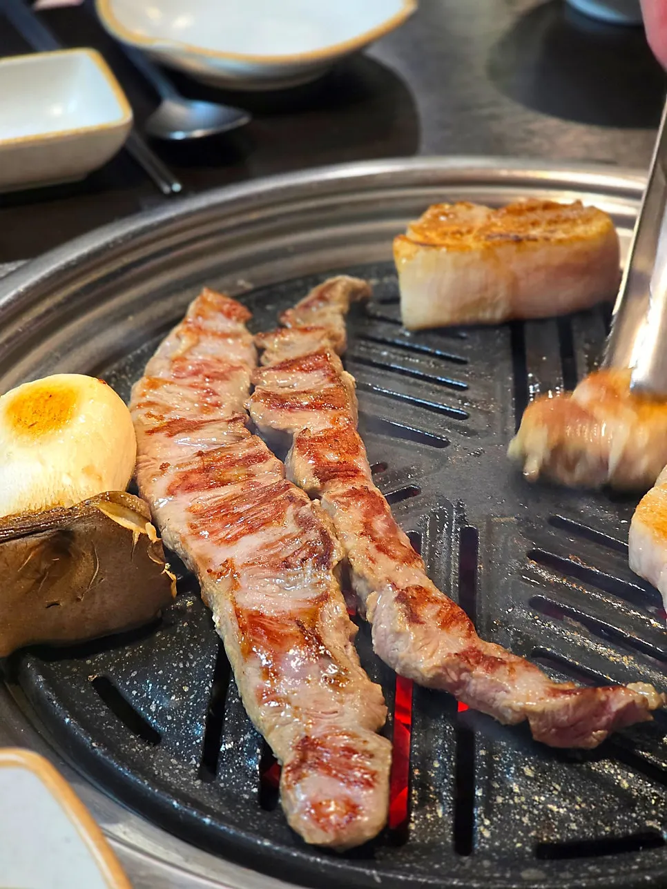 Skirt steak utuh di atas panggangan arang