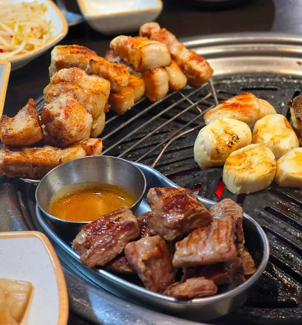 Daging panggang yang sudah dipotong pas ukuran makan