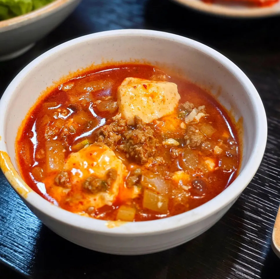 Jjolsuni, sup tahu lembut dengan mi kenyal