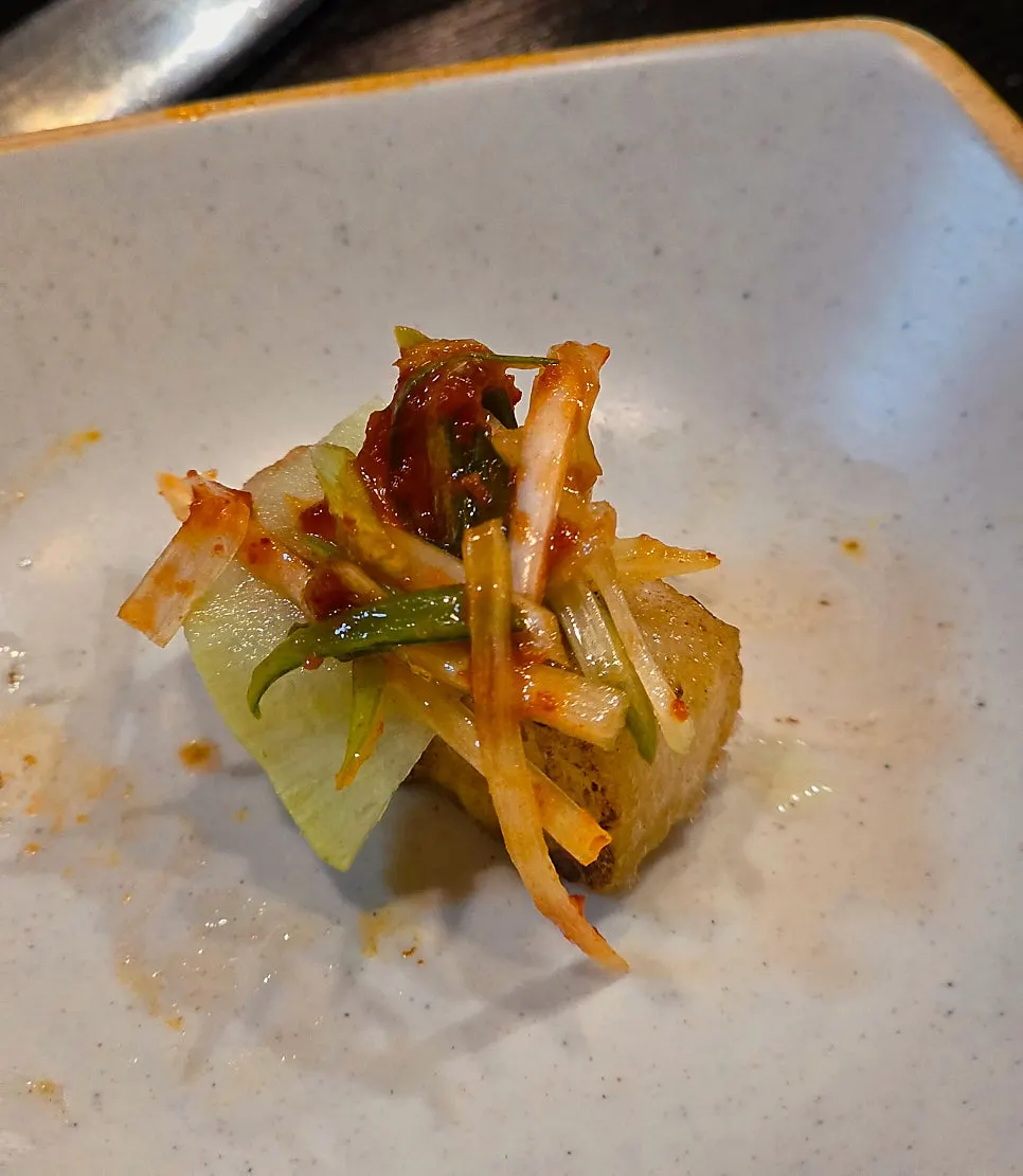 Sepotong daging dengan lobak asin dan ebi asin
