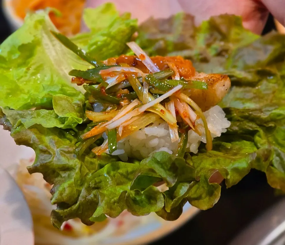 Bungkus selada dengan irisan daun bawang dan lobak asin