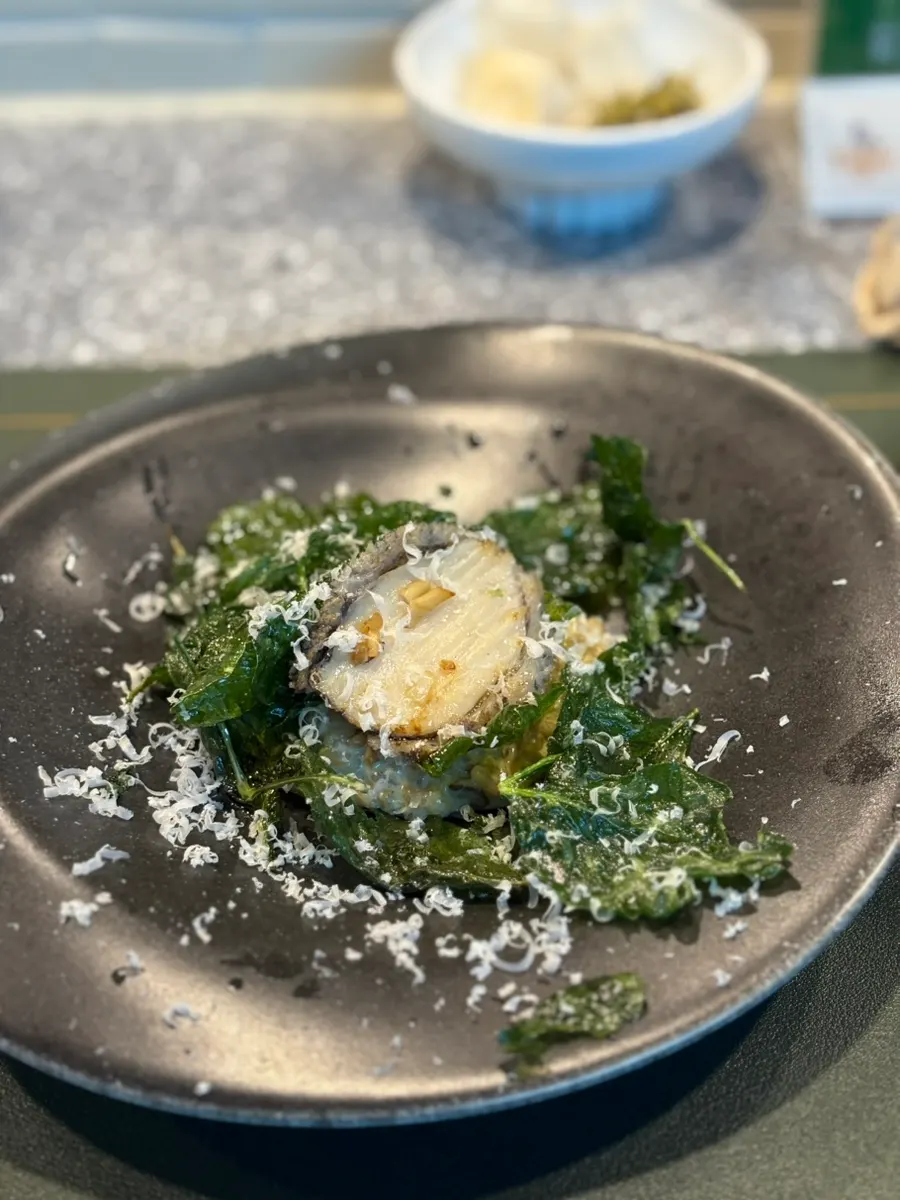 Abalone risotto topped with shepherd's-purse tempura