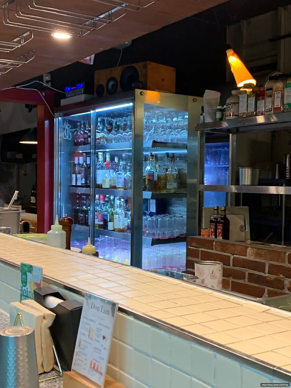 Don Tamguso's interior with its striking grid pattern design