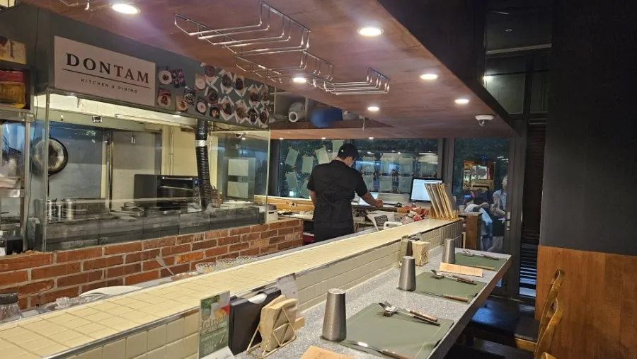 오픈 주방을 마주한 바 좌석