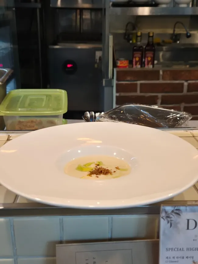 Course guide pamphlet and table setting at Don Tamguso