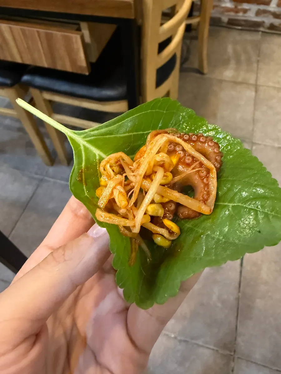 Lettuce wrap with perilla leaf and jjukkumi