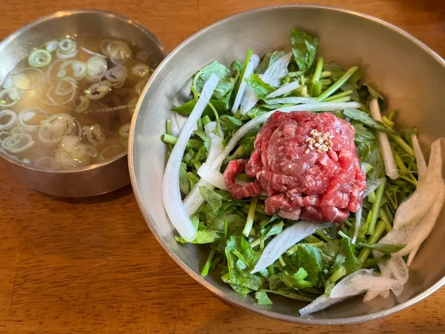 Table with both gomtang and hanwoo yukhoe bibimbap