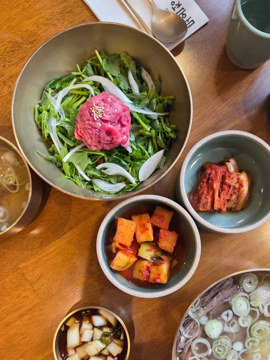 Hanwoo gomtang table setting at Doonjeong Hongdae Direct Branch