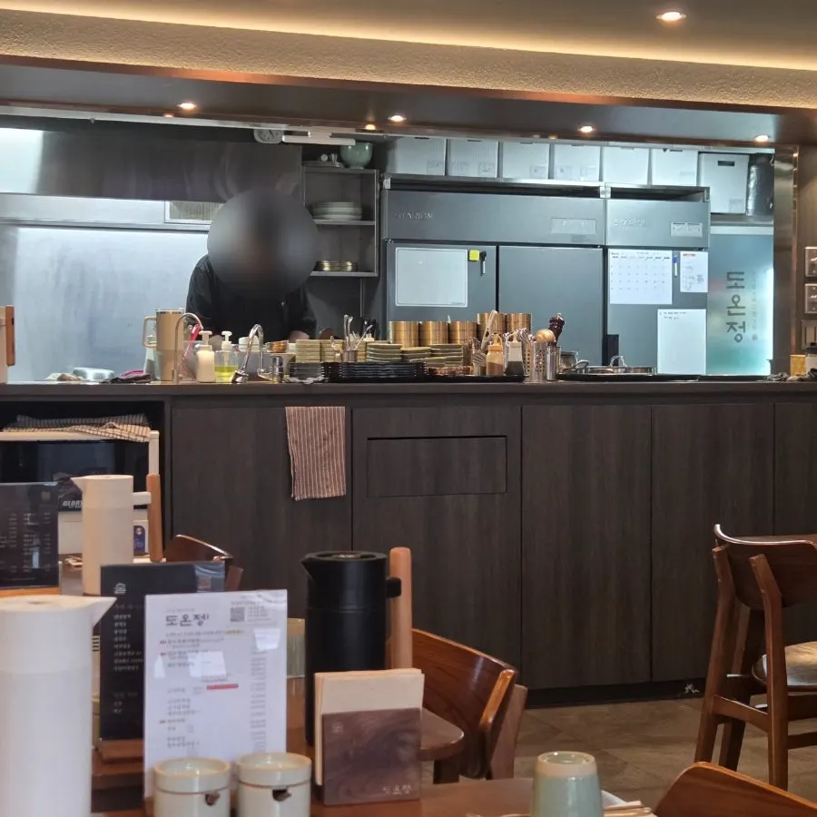 Open kitchen at Doonjeong Hongdae Direct Branch