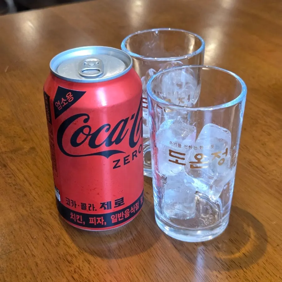 Zero-sugar cola served in an ice-filled glass