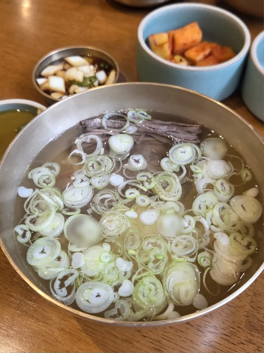 A regular-size bowl of Doonjeong's clear gomtang