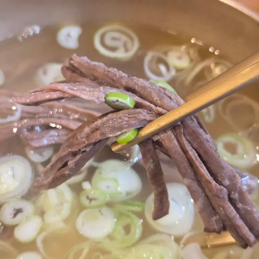 Hanwoo beef pulled out from the gomtang