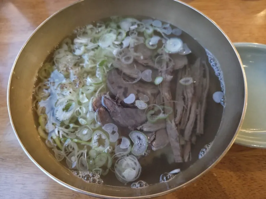 Clear-broth Doonjeong beef gomtang