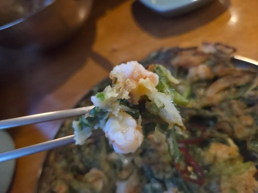 Cross-section of the minari shrimp pancake full of plump shrimp