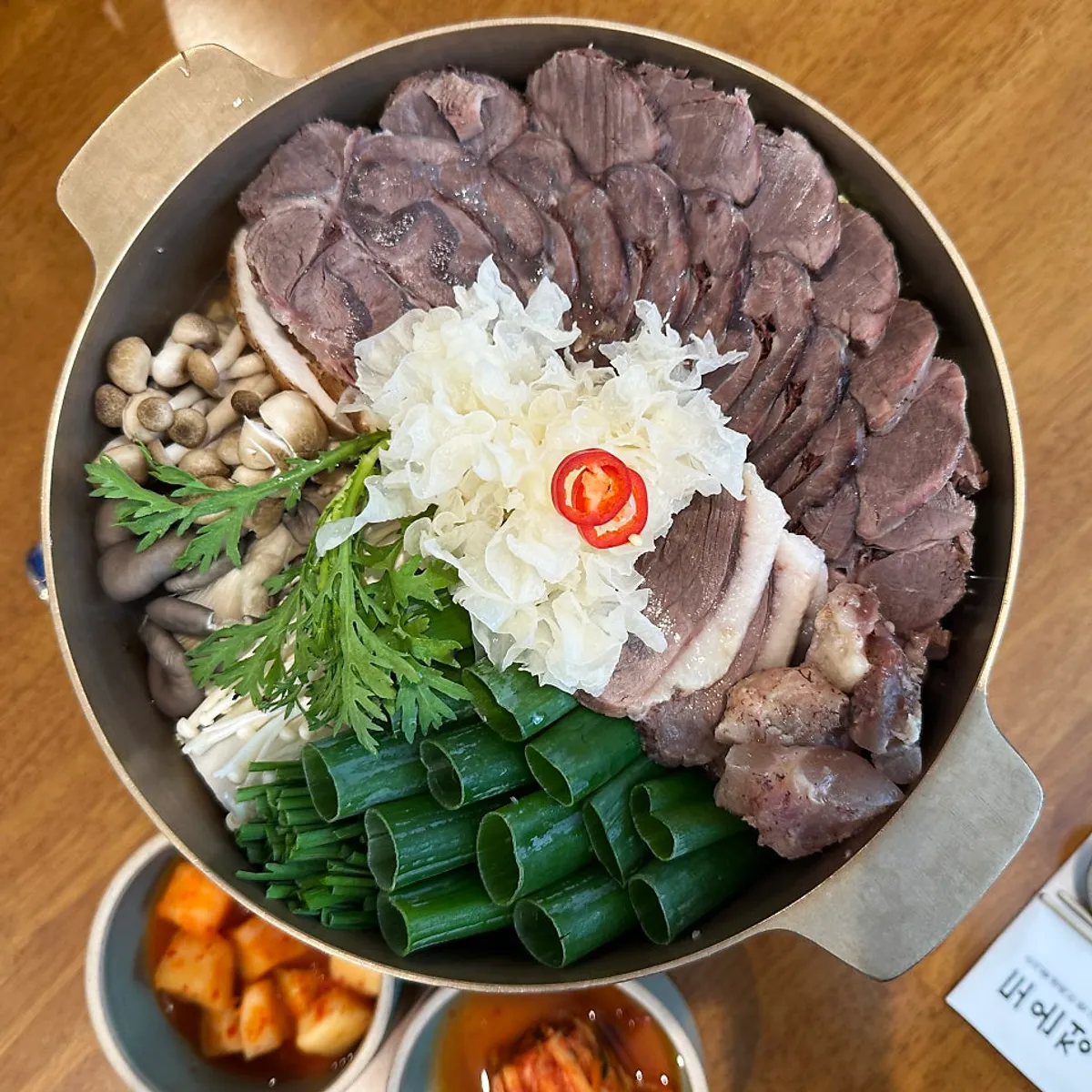Table setting for Doonjeong's hanwoo jeongol