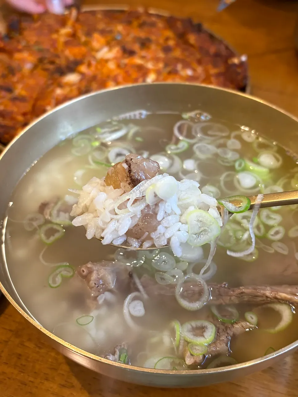 Sujigomtang meal served with diced radish kimchi