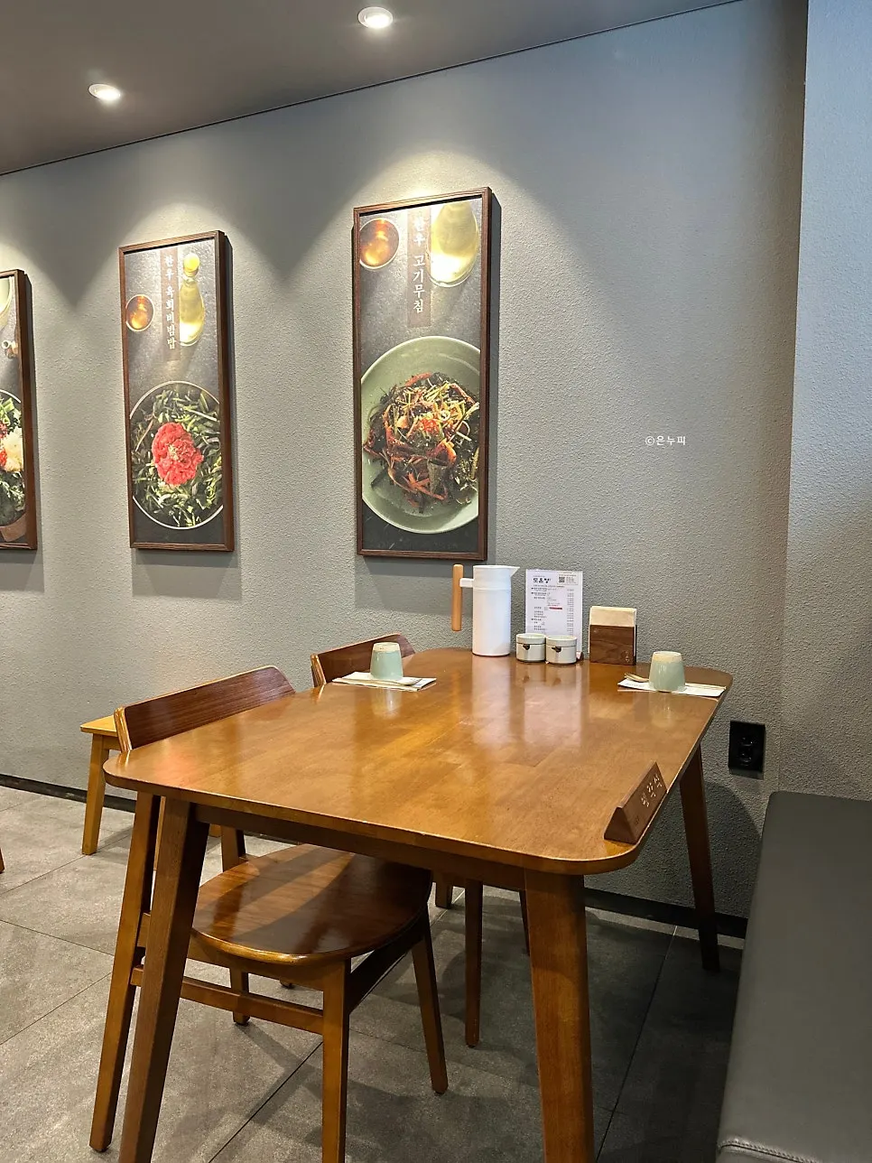 Wide table seating at Doonjeong Hongdae Direct Branch