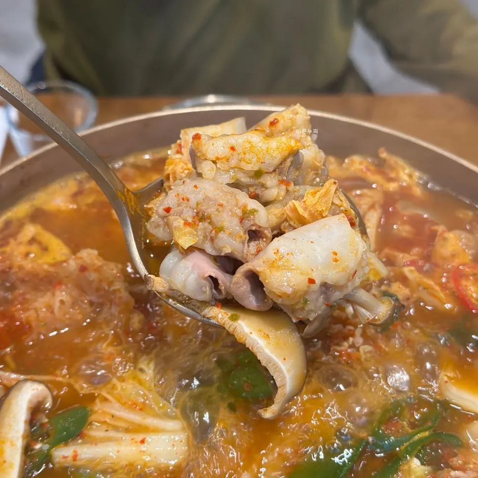 Hanwoo gopchang jeongol bubbling as it cooks