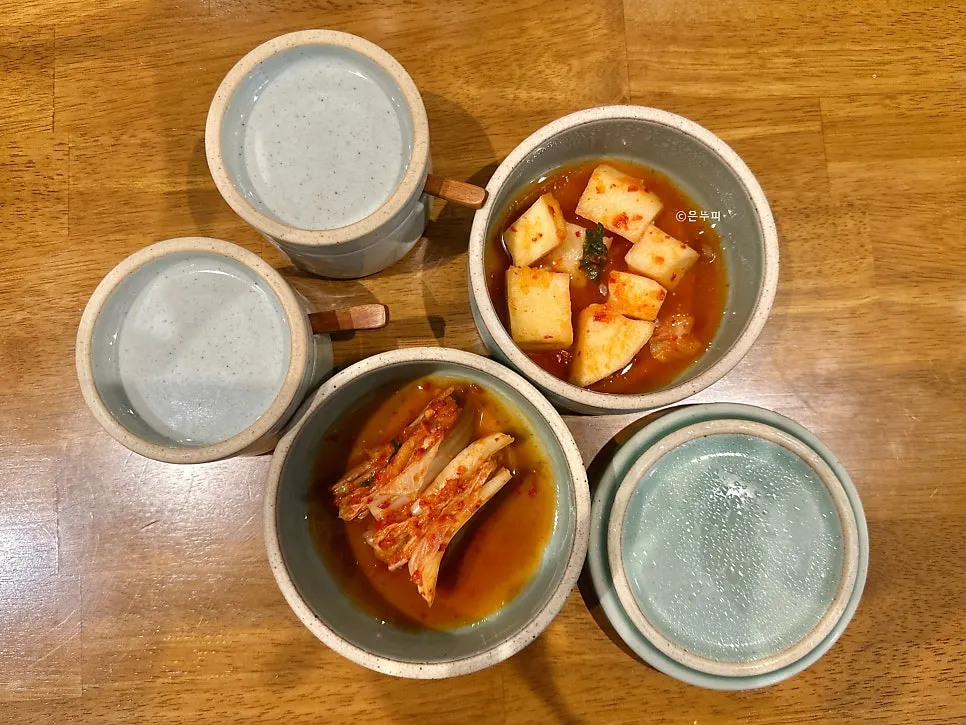 Table setting with Doonjeong's basic side dishes