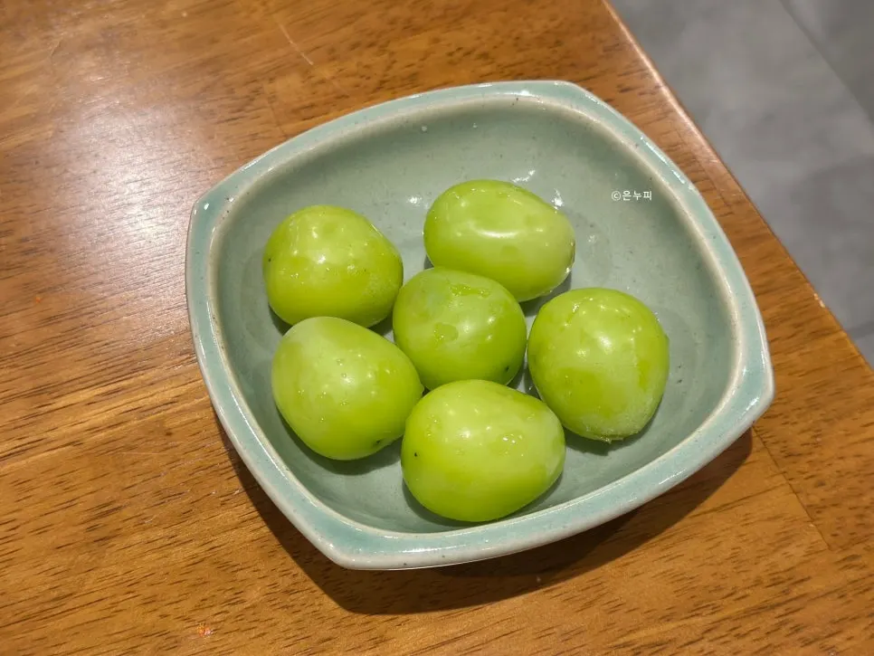 Shine muscat grapes served as dessert after the meal