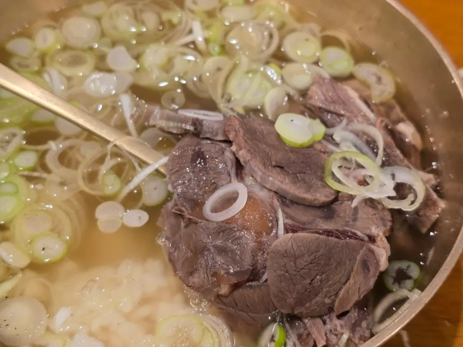 맑은 곰탕 국물과 고기 클로즈업