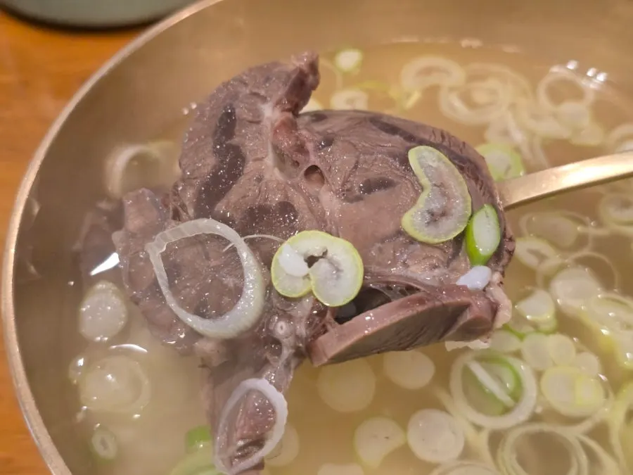 숟가락으로 떠올린 곰탕 국물