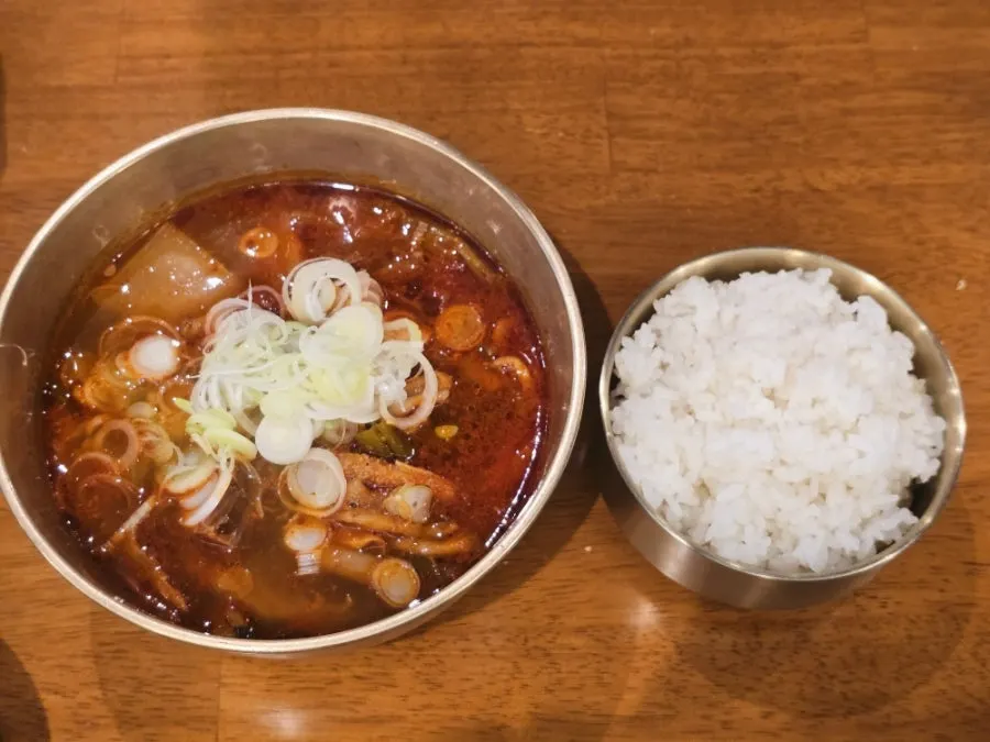 김치를 곁들인 곰탕 한 끼 상차림
