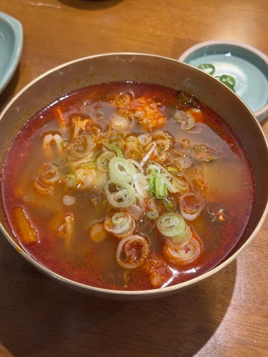 넉넉하게 나온 얼큰 한우양곰탕 특
