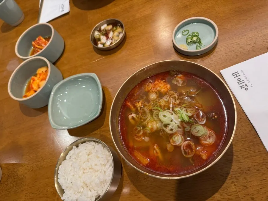 밥과 함께 먹는 얼큰 한우양곰탕 한 끼