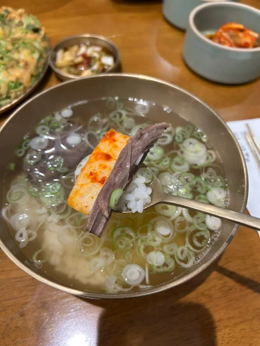 밥이 말아져 나온 맑은 한우곰탕