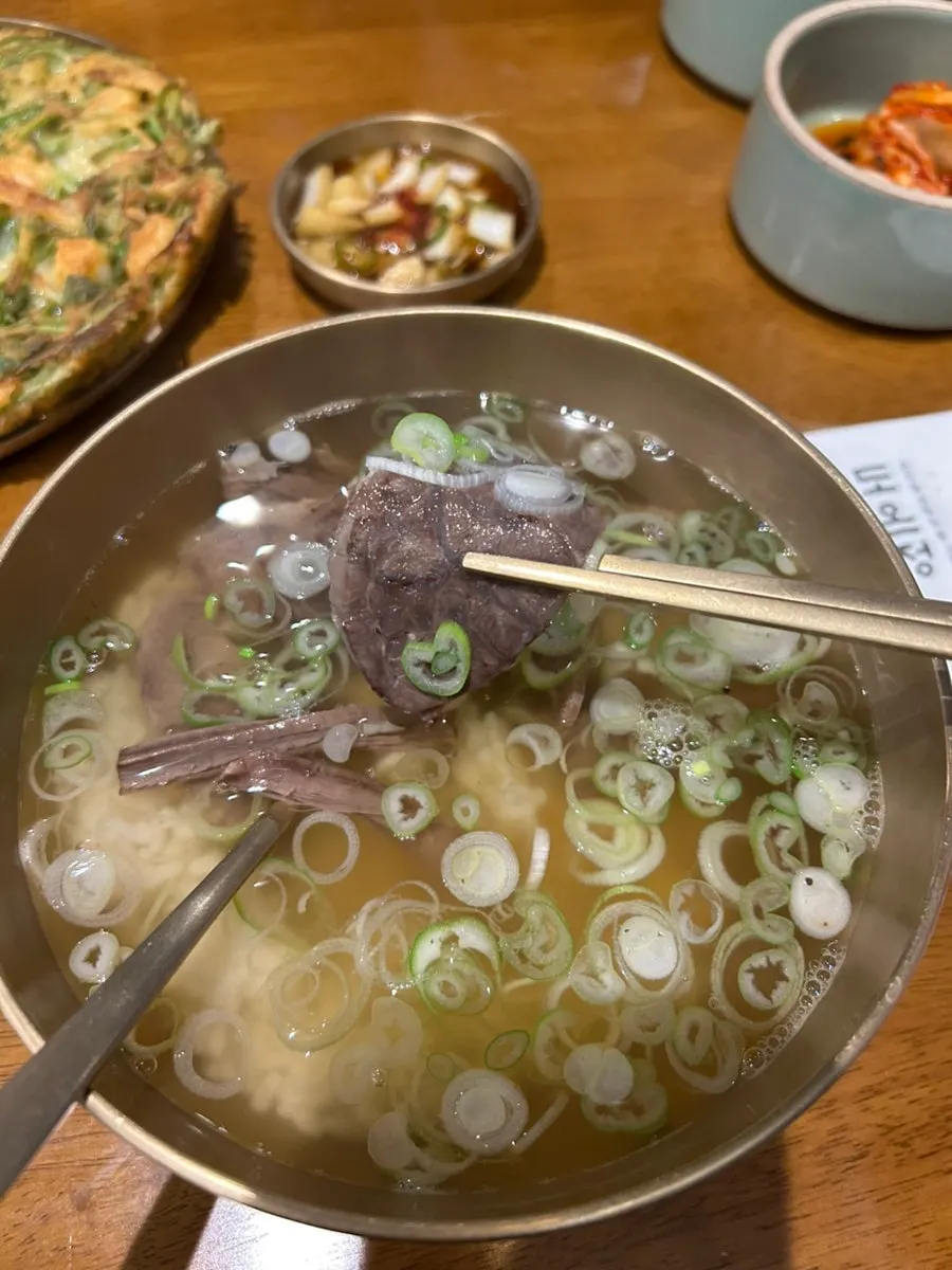 담백한 국물의 맑은 한우곰탕 클로즈업