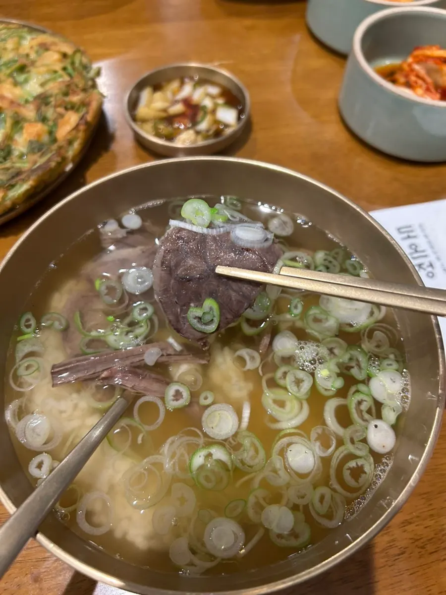 얼큰 곰탕과 맑은 곰탕을 함께 놓은 상차림