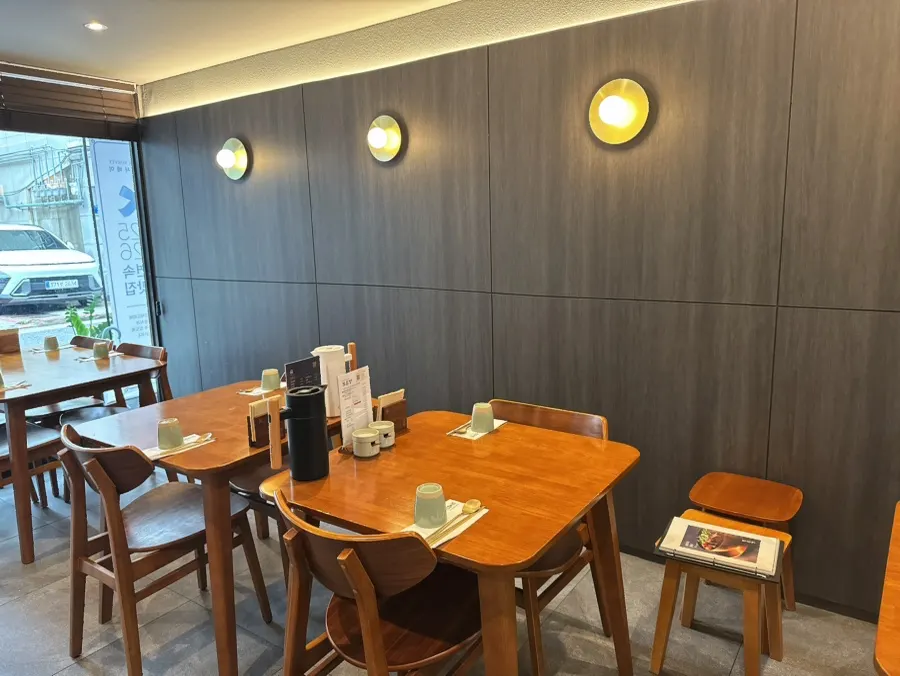 Tables and seating at Doonjeong Hongdae Direct Branch
