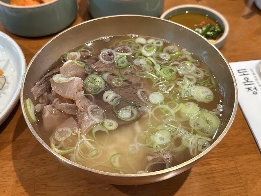 Clear hanwoo gomtang showing tendon and lean meat