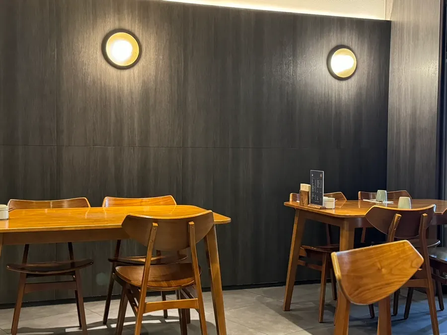 Interior of Doonjeong with about 10 tables
