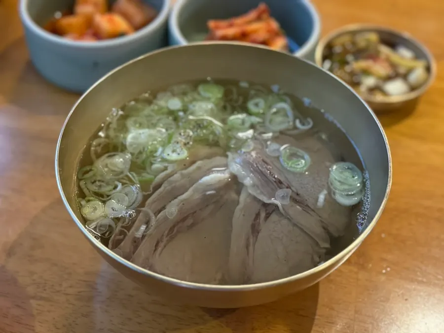 Beef gomtang eaten together with kimchi