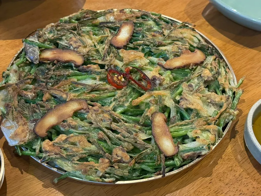 Close-up of the brisket gomtang broth