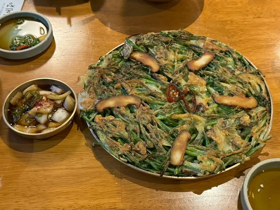 Crispy grilled meat and chive pancake