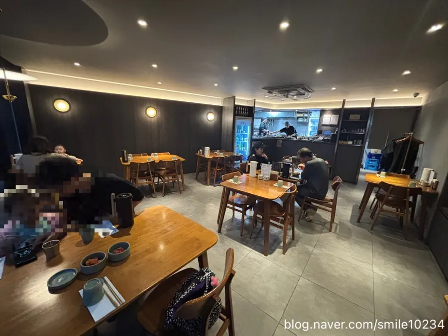 Neatly arranged interior of Doonjeong