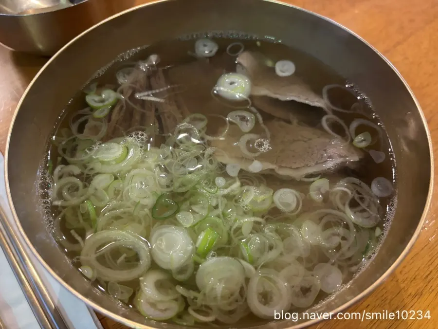 Table setting at Doonjeong with a warm bowl of gomtang
