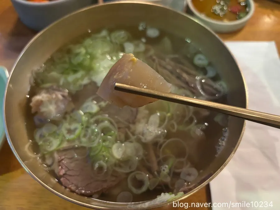 Extra-size clear Korean beef gomtang with a generous amount of meat