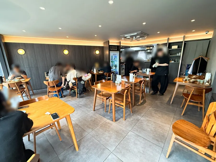 간격이 넉넉한 도온정 홀 테이블