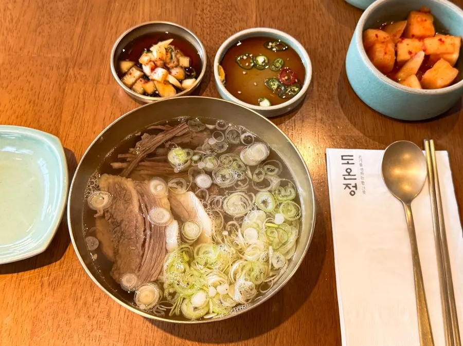 맑은 한우곰탕 특과 새우 미나리전 상차림